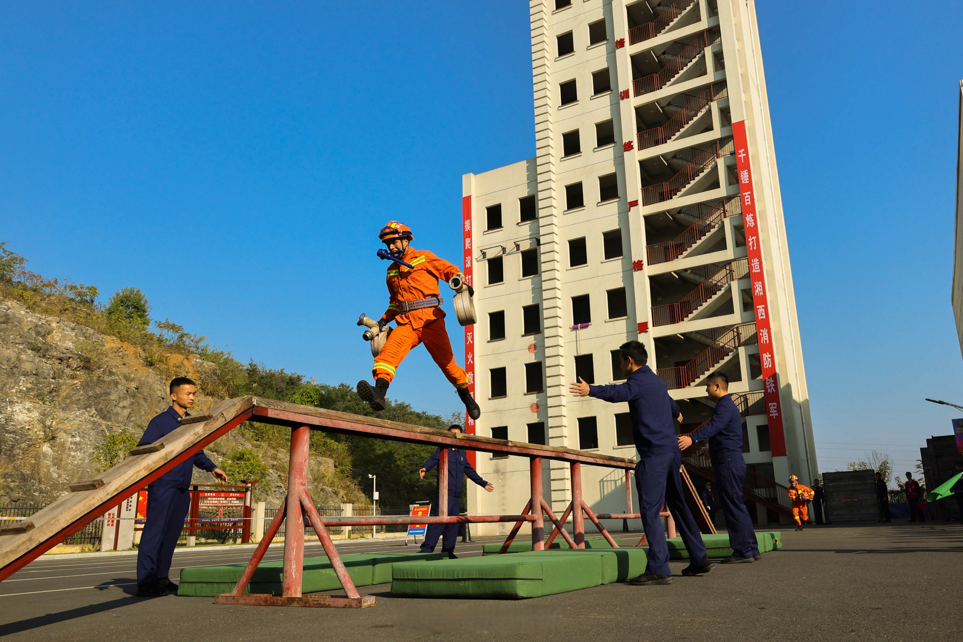 多米体育全站app-饱满的精神状态和昂扬的斗志迎接新的挑战